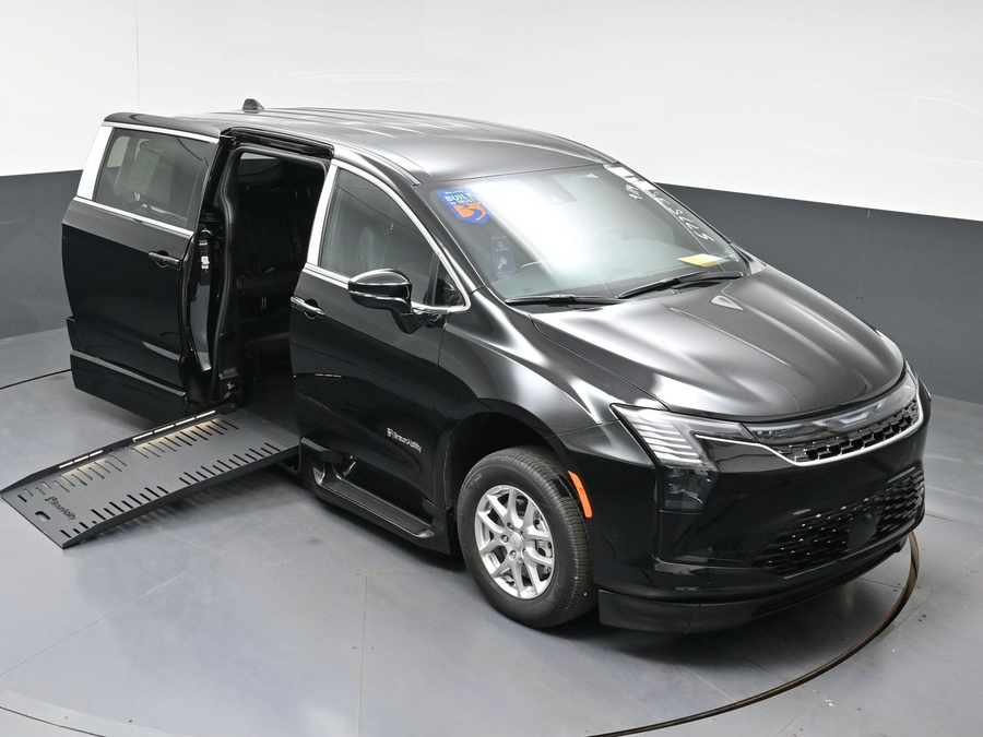 Black Chrysler Pacifica image number 19