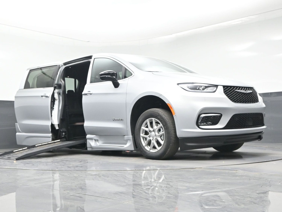 Silver Chrysler Pacifica image number 15