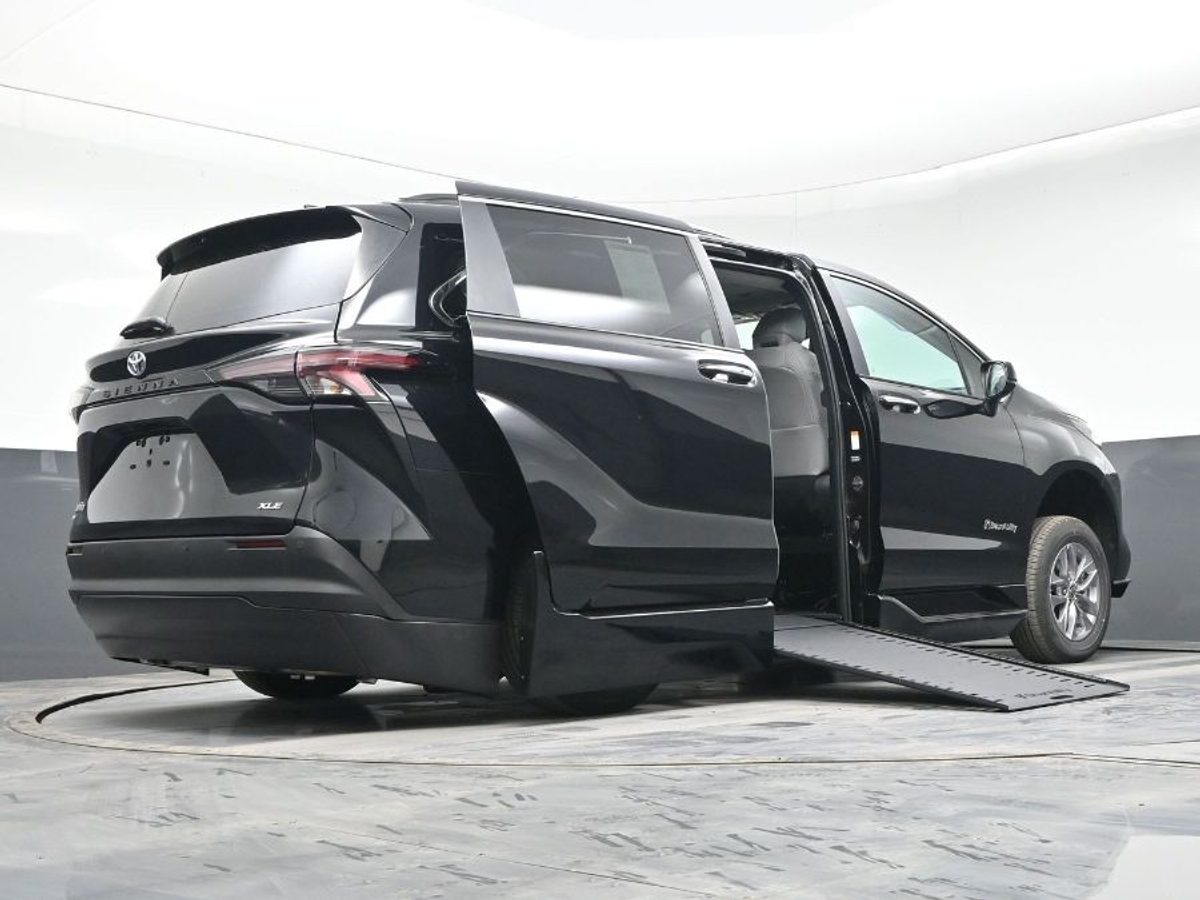 Black Toyota Sienna image number 21