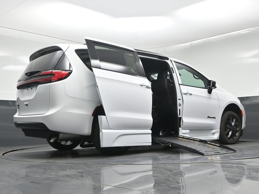 New 2026 Chrysler Pacifica Select Sport - BraunAbility Side Entry Fold Out Automatic Ramp