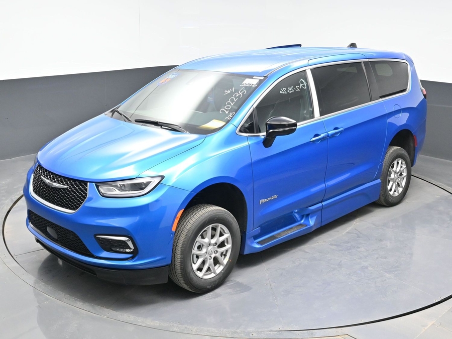 New 2026 Chrysler Pacifica Select Safety - BraunAbility Side Entry Entry In Floor Automatic Ramp