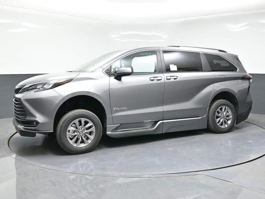 New 2026 Toyota Sienna Hybrid XLE Base - BraunAbility Side Entry Entry Fold Out Automatic Ramp