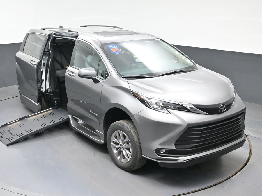 New 2026 Toyota Sienna Hybrid XLE Base - BraunAbility Side Entry Entry Fold Out Automatic Ramp