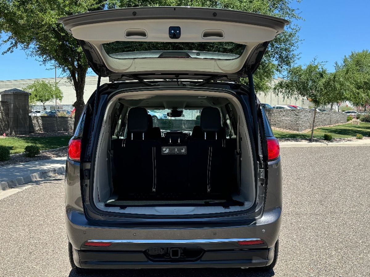 Grey Chrysler Pacifica image number 14