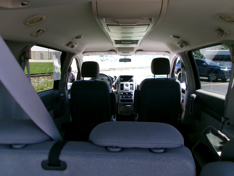 Black Chrysler Town and Country image number 16