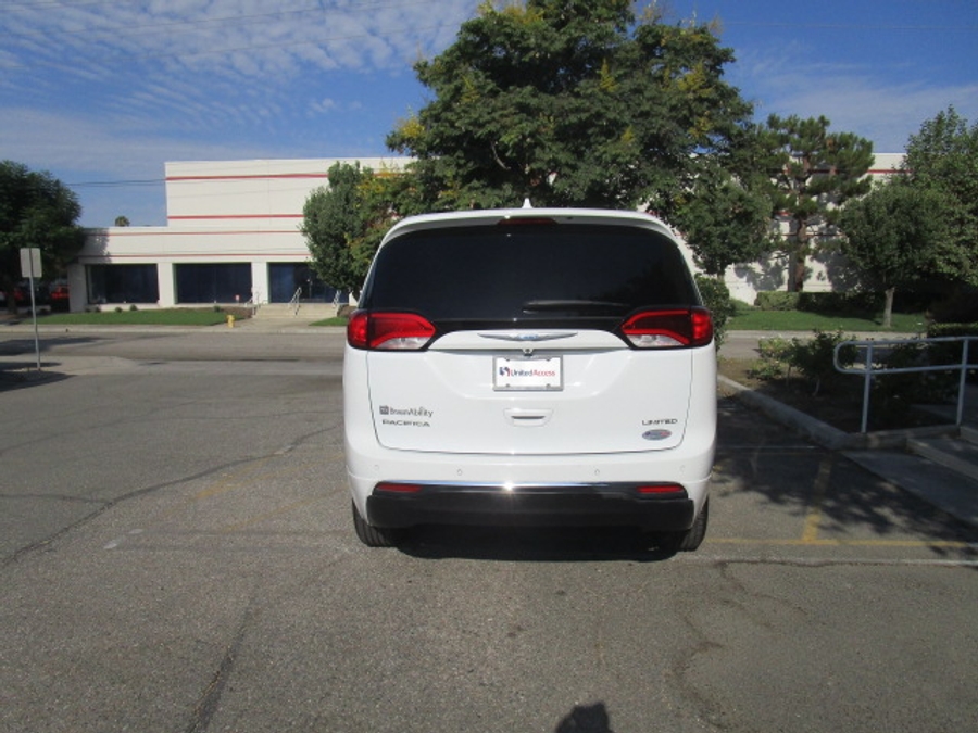 Used 2017 Chrysler Pacifica Limited - BraunAbility Side Entry Fold Out Automatic Ramp