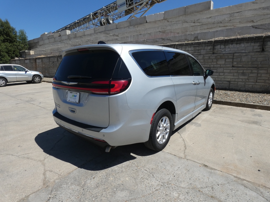 Silver Chrysler Pacifica image number 10