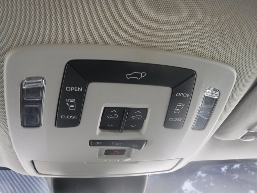 Black Toyota Sienna image number 14