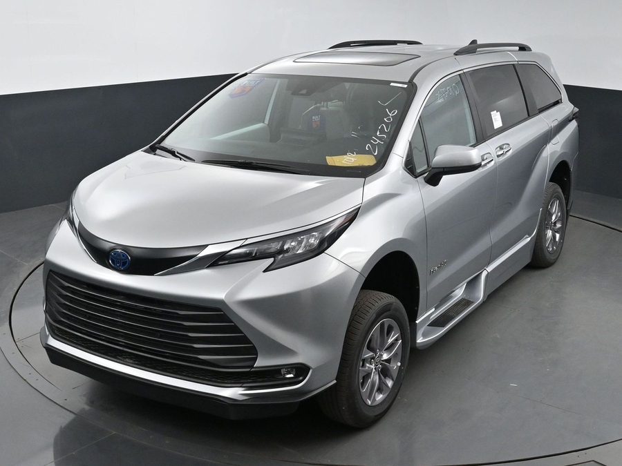 New 2025 Toyota Sienna Hybrid XLE Plus - BraunAbility Side Entry Entry Fold Out Automatic Ramp