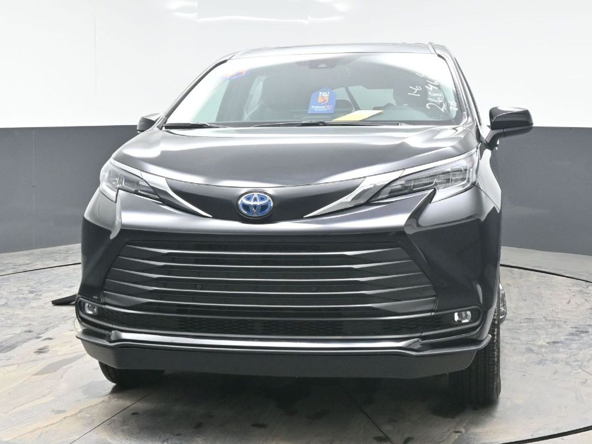 Black Toyota Sienna image number 1