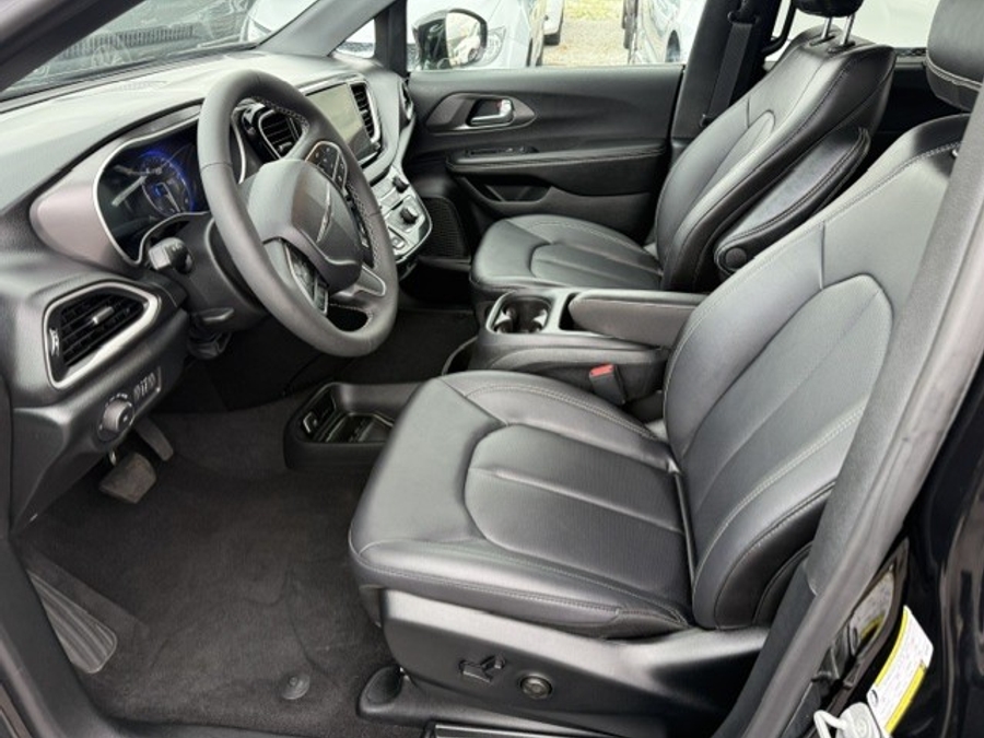 2026 Chrysler Pacifica Select - Photo 10