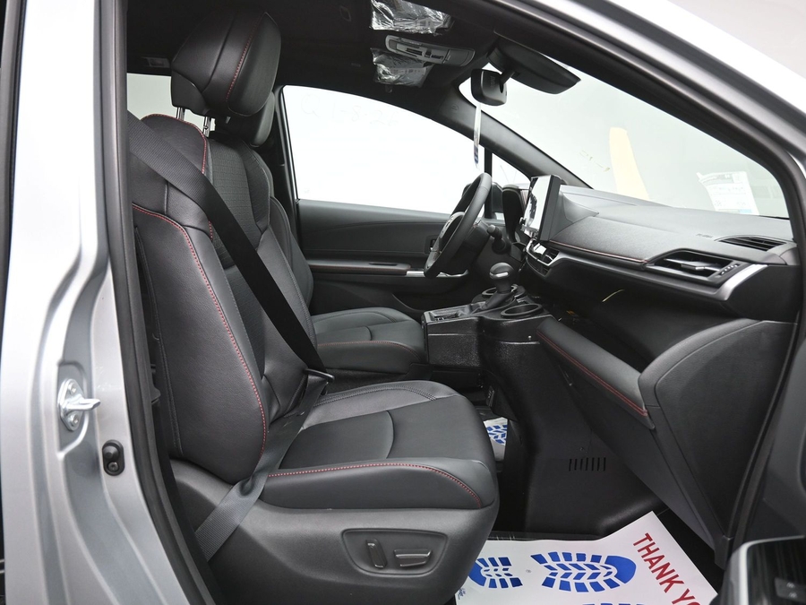 Silver Toyota Sienna image number 8