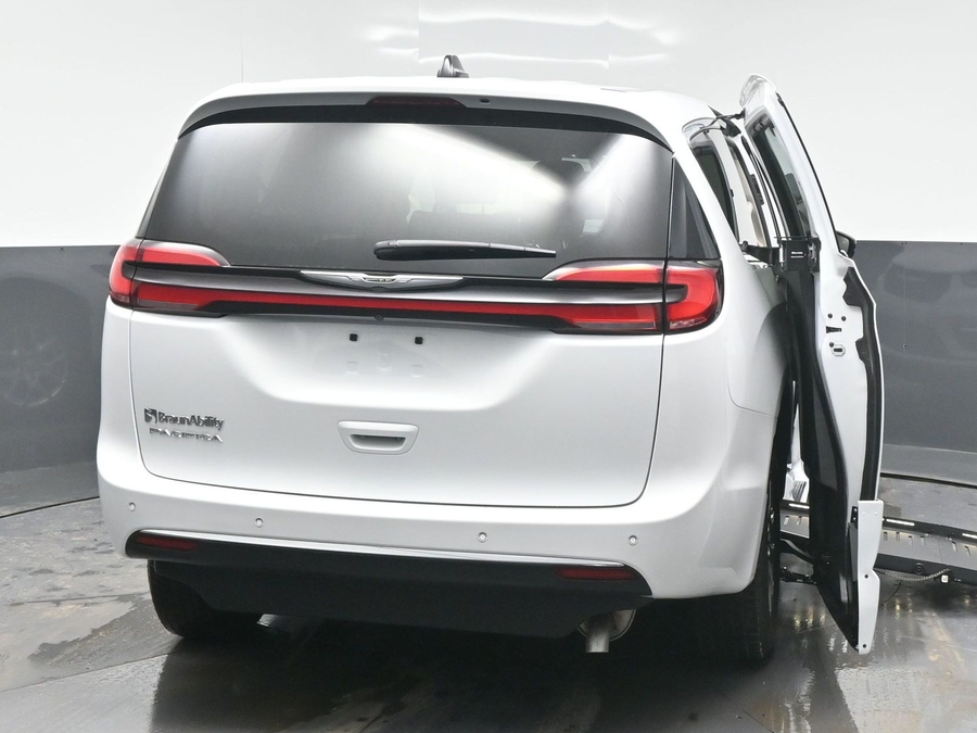 White Chrysler Pacifica image number 5