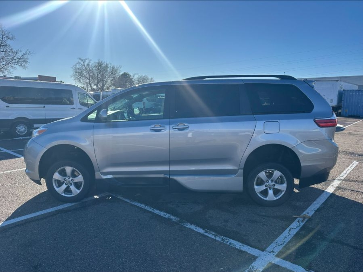 Silver Toyota Sienna image number 1