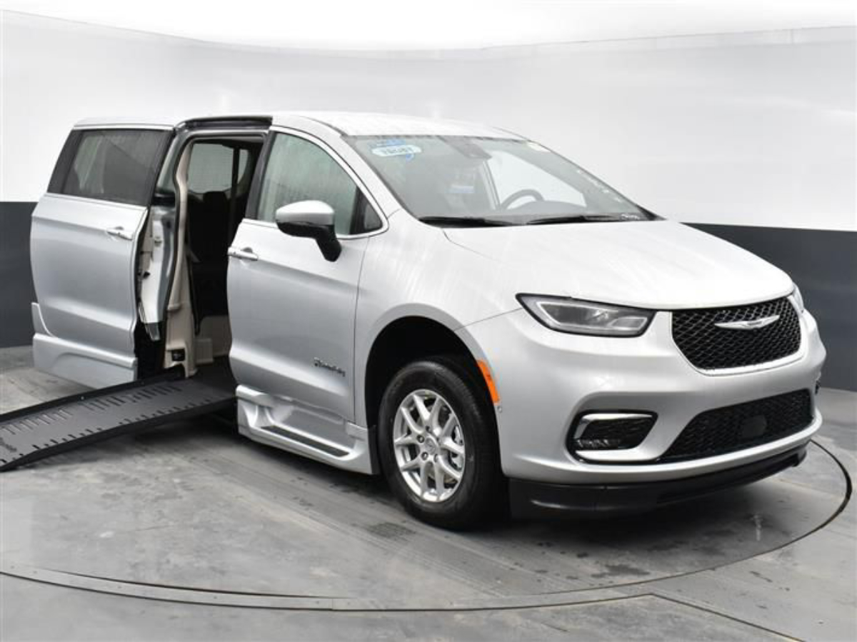 Silver Chrysler Pacifica image number 1