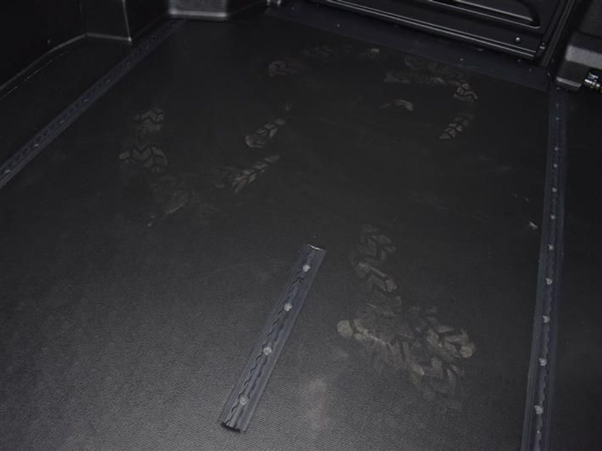 Silver Chrysler Pacifica image number 9