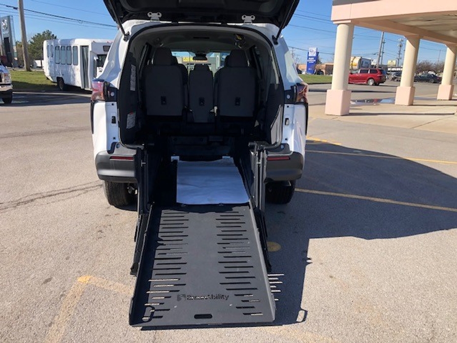 New 2026 Toyota Sienna Hybrid LE - BraunAbility Commercial Rear Entry Fold Out Manual Ramp