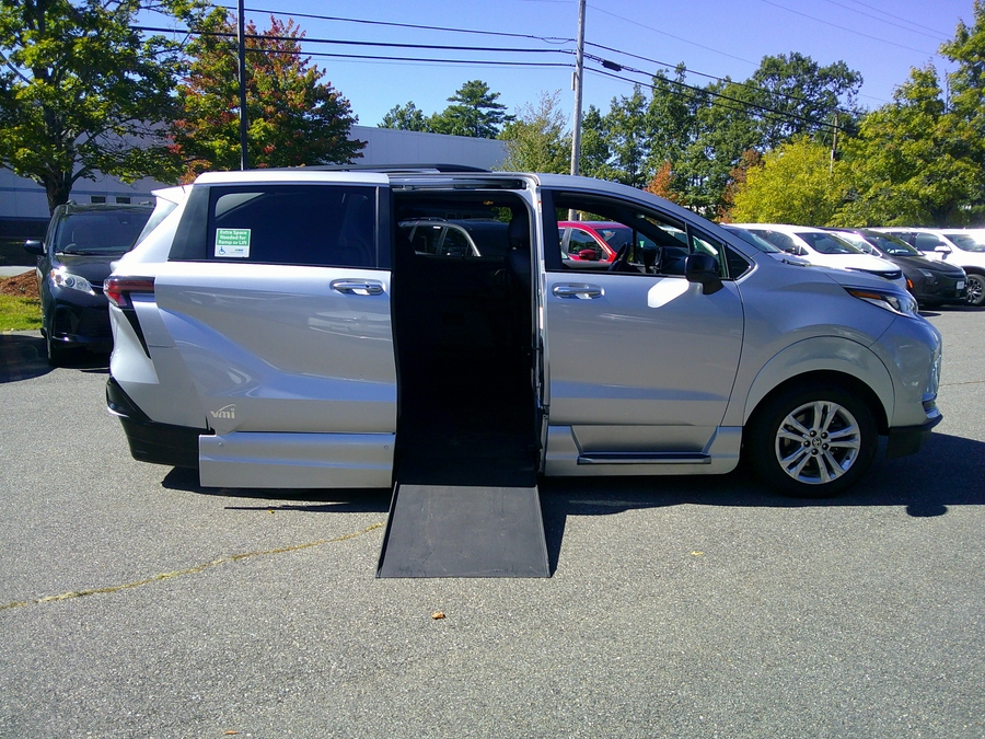  Toyota Sienna image number 1