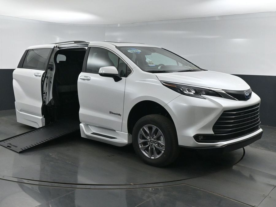New 2025 Toyota Sienna Hybrid XLE Plus - BraunAbility Side Entry Entry In Floor Automatic Ramp