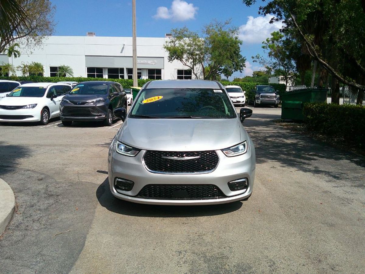 Silver Chrysler Pacifica image number 10