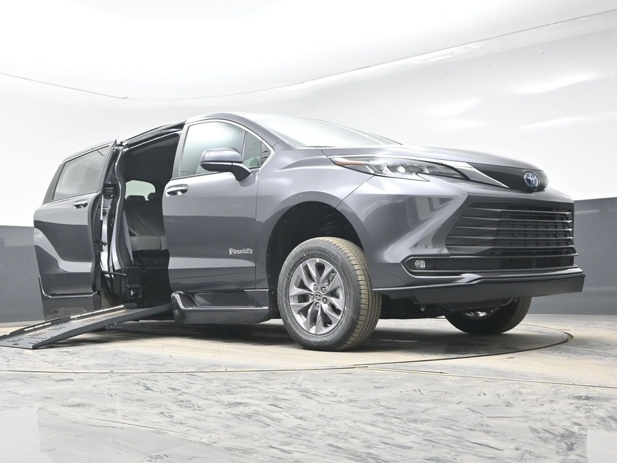 Grey Toyota Sienna image number 18