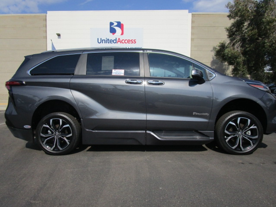 New 2025 Toyota Sienna Hybrid Platinum - BraunAbility Side Entry Entry Fold Out Automatic Ramp