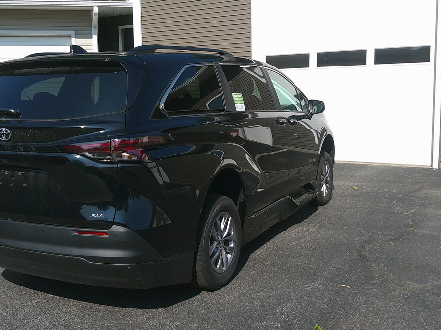 Black Toyota Sienna image number 6