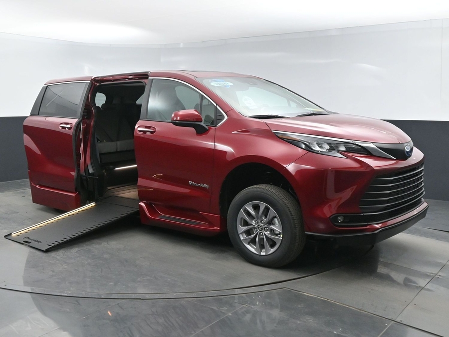 New 2026 Toyota Sienna Hybrid XLE Base - BraunAbility Side Entry In Floor Automatic Ramp
