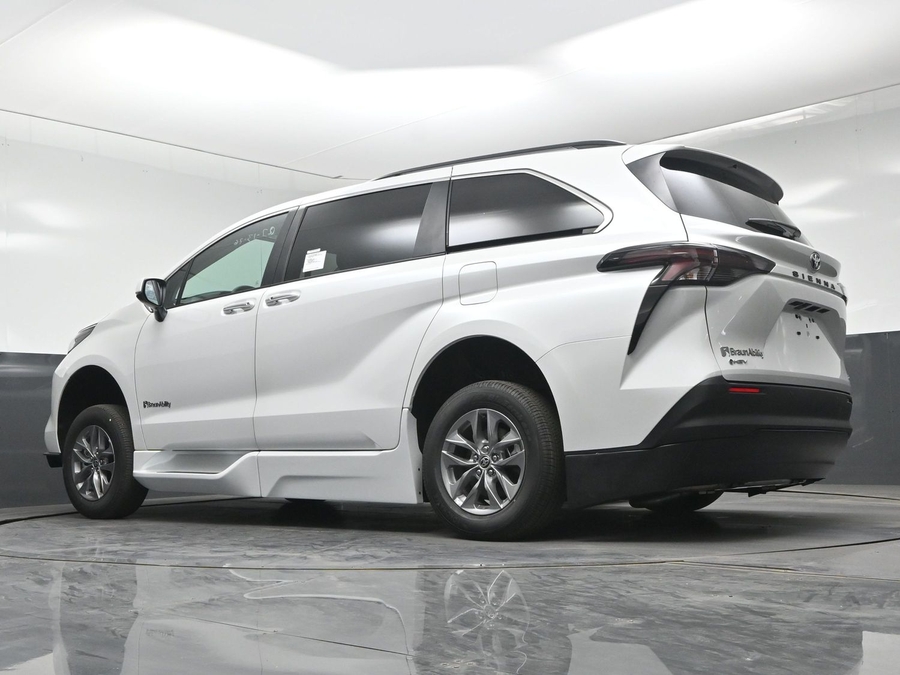 White Toyota Sienna image number 10