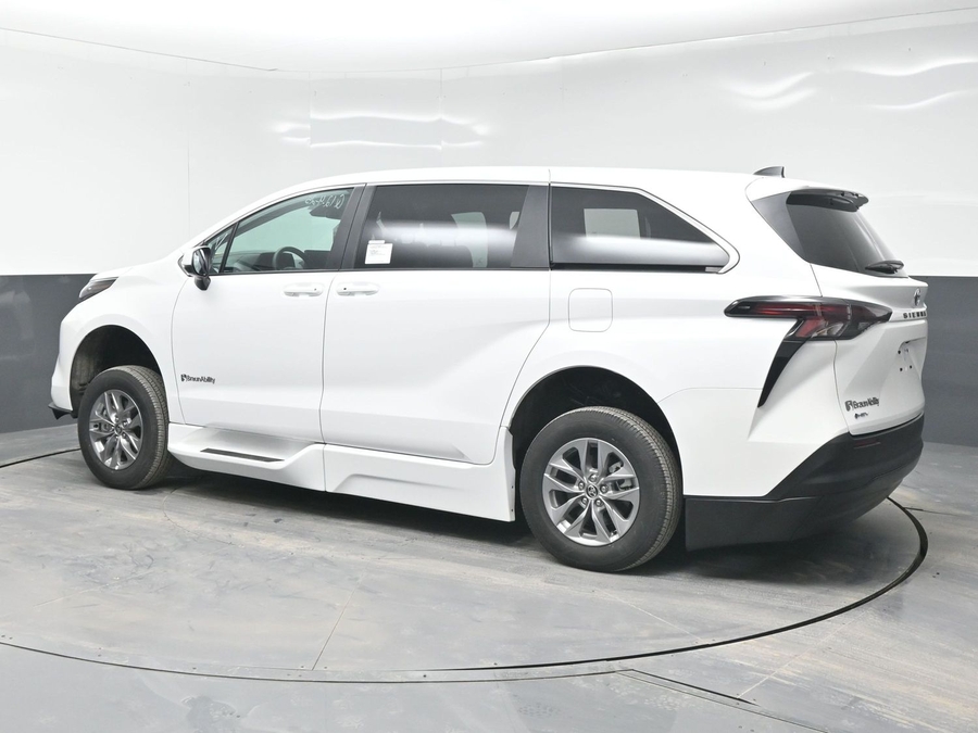 New 2025 Toyota Sienna Hybrid LE - BraunAbility Side Entry Entry Fold Out Automatic Ramp