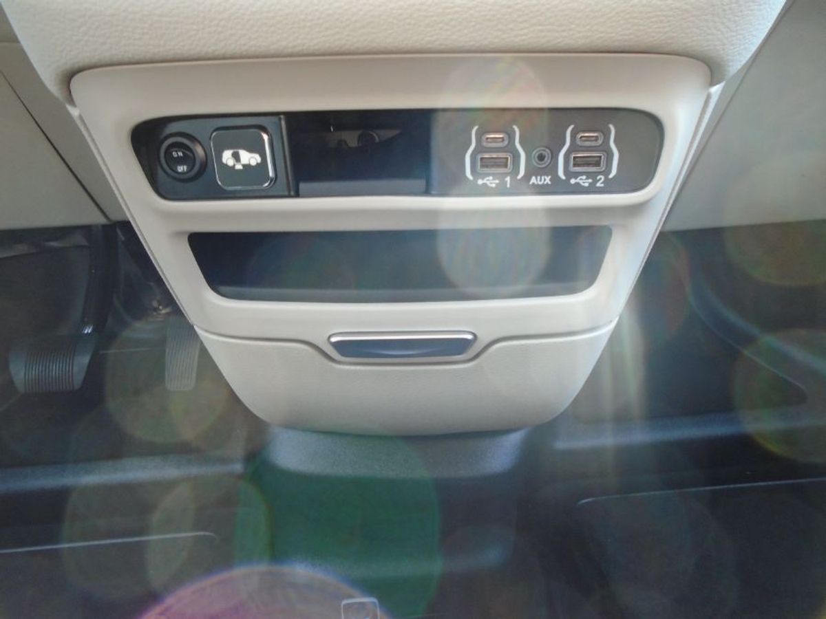 Silver Chrysler Pacifica image number 13