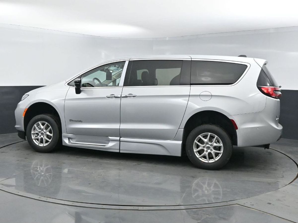 Silver Chrysler Pacifica image number 20