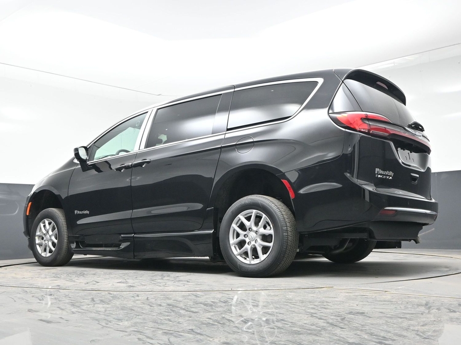 New 2026 Chrysler Pacifica Select Plus - BraunAbility Side Entry Entry In Floor Automatic Ramp