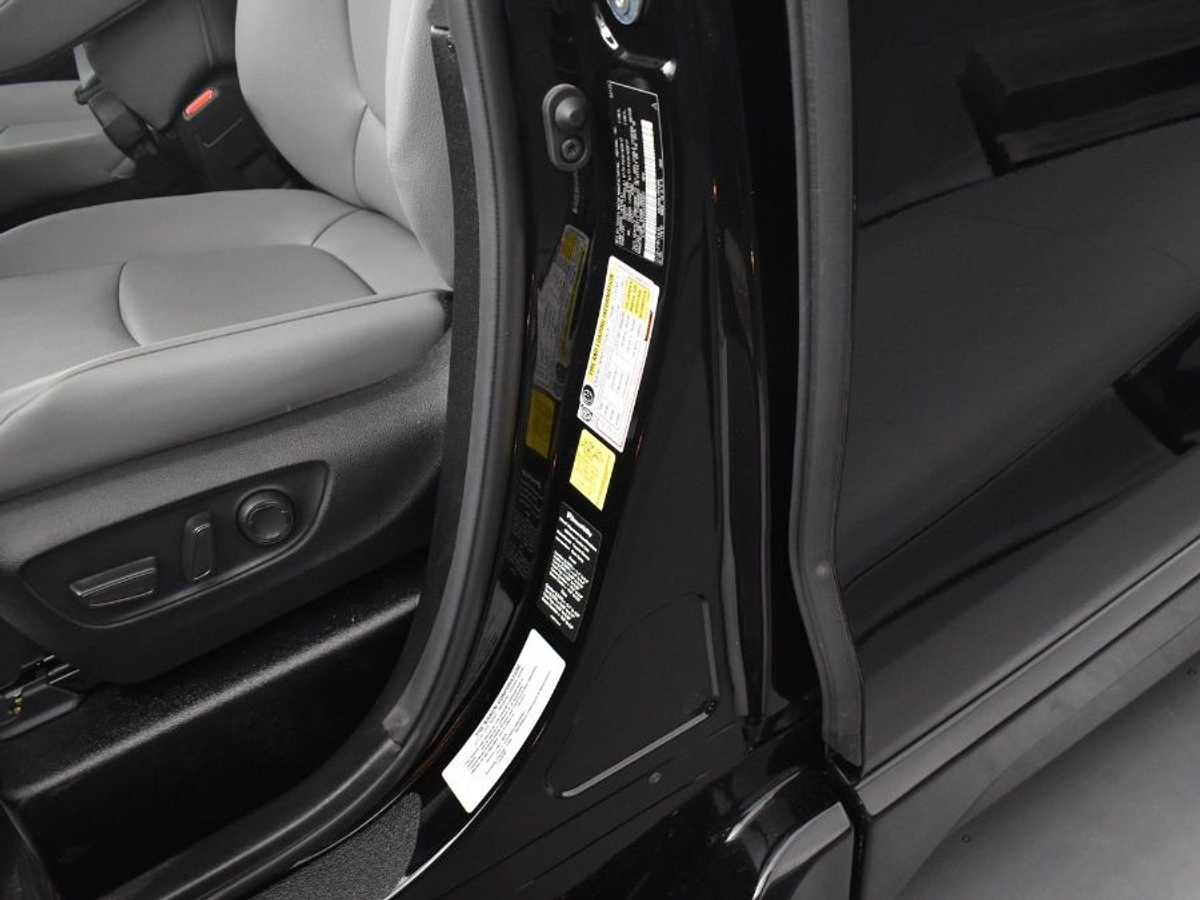 2025 TOYOTA SIENNA - Image 17