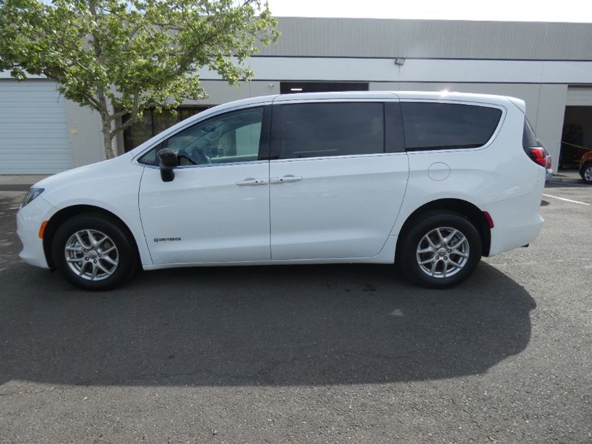 2024 CHRYSLER VOYAGER - Image 4