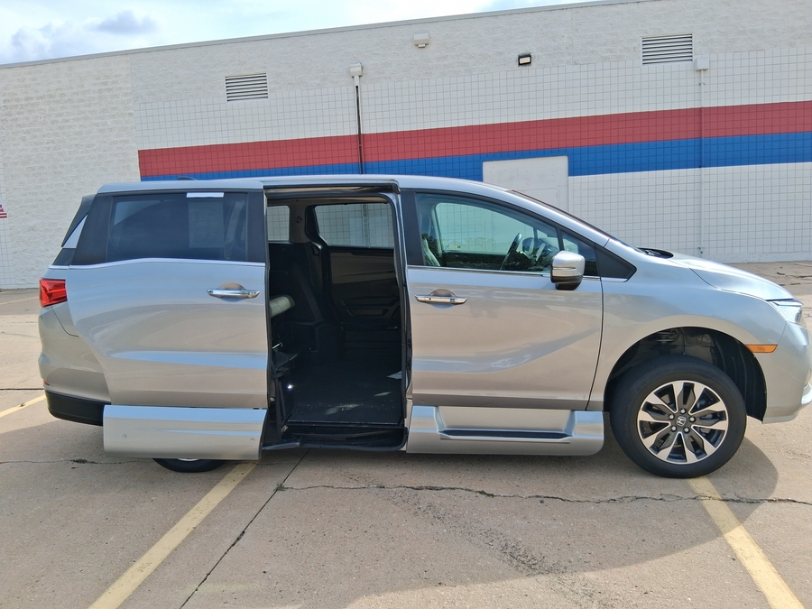 Silver Honda Odyssey image number 13