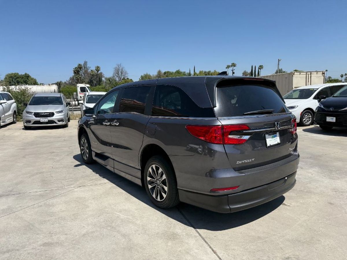 Grey Honda Odyssey image number 3