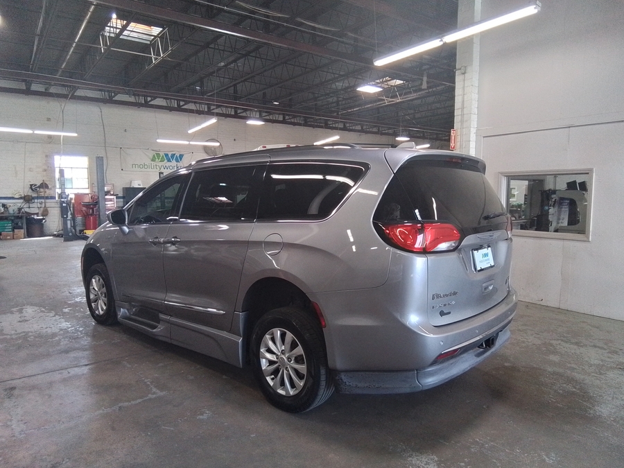 Silver Chrysler Pacifica image number 4