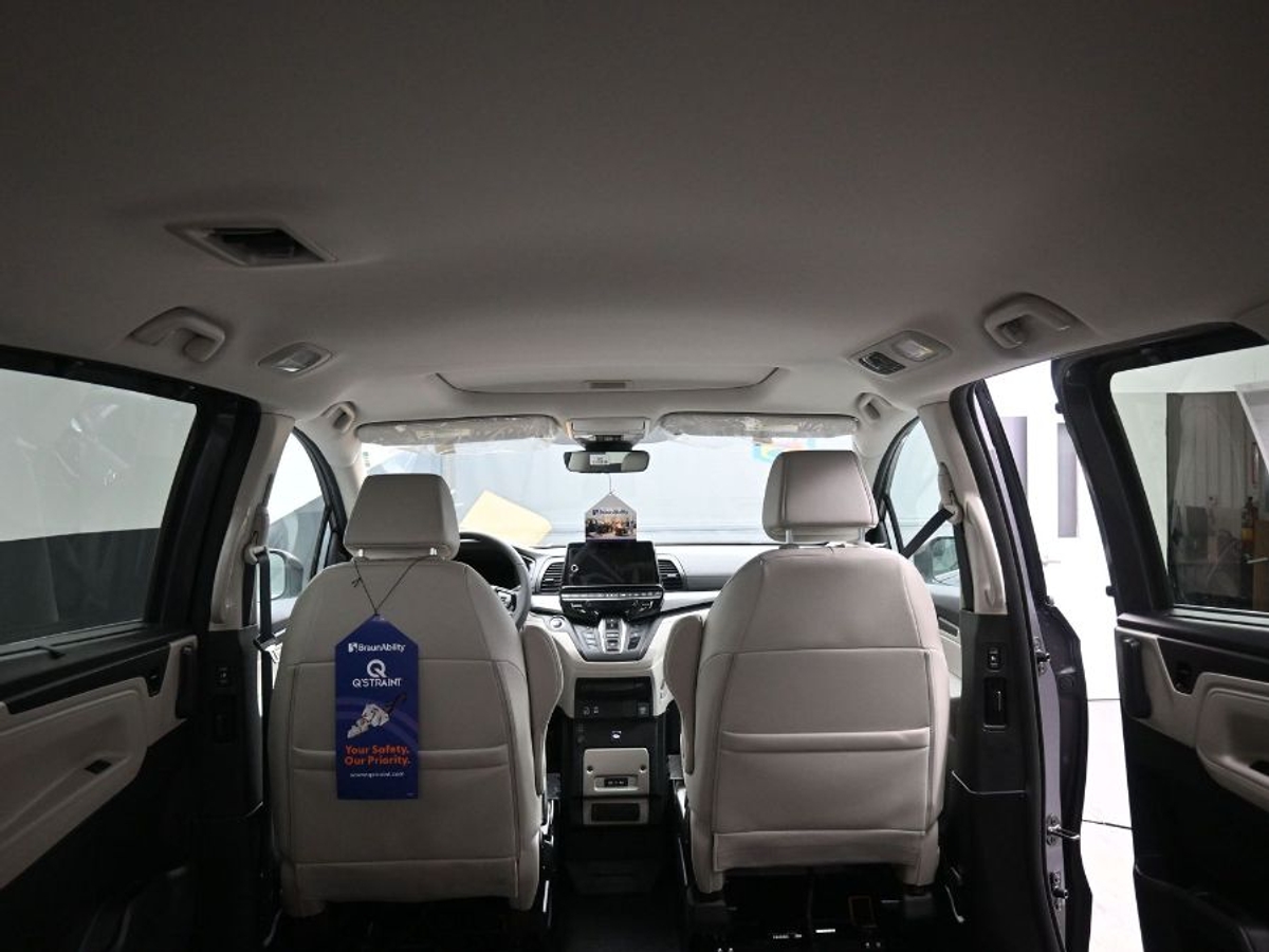 Grey Honda Odyssey image number 14
