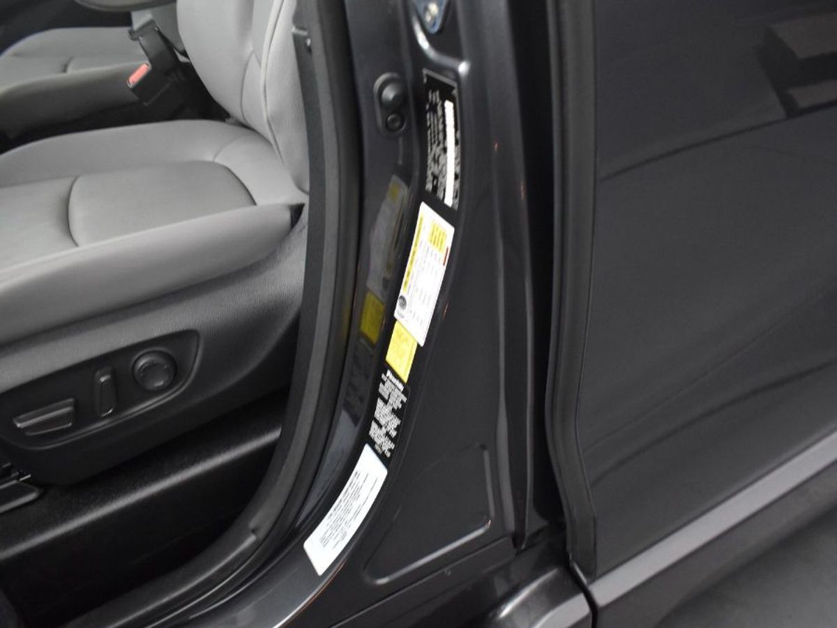 Grey Toyota Sienna image number 16