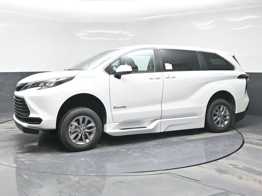 New 2025 Toyota Sienna Hybrid LE - BraunAbility Side Entry Entry Fold Out Automatic Ramp