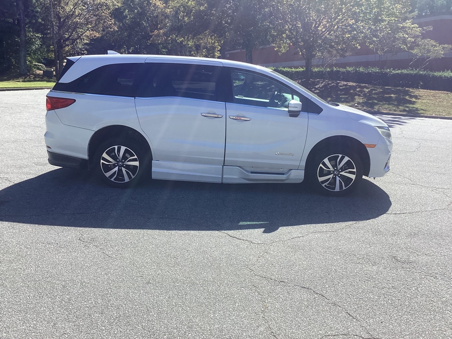 White Honda Odyssey image number 6