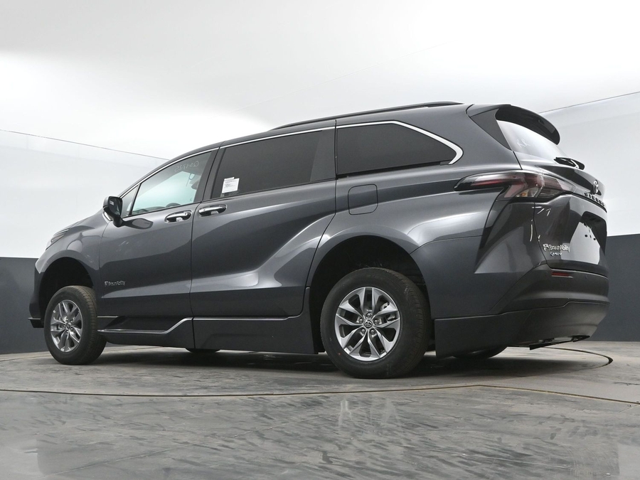 New 2025 Toyota Sienna Hybrid XLE Plus - BraunAbility Side Entry Entry In Floor Automatic Ramp
