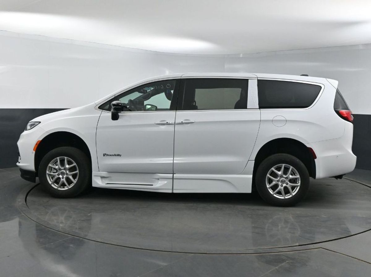 2025 CHRYSLER PACIFICA - Image 21