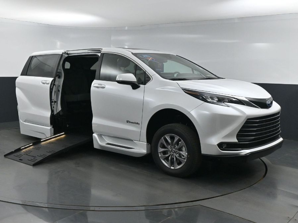 2025 TOYOTA SIENNA - Image 2