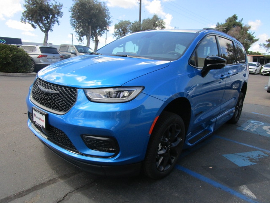 New 2026 Chrysler Pacifica Select Sport - BraunAbility Side Entry Entry In Floor Automatic Ramp