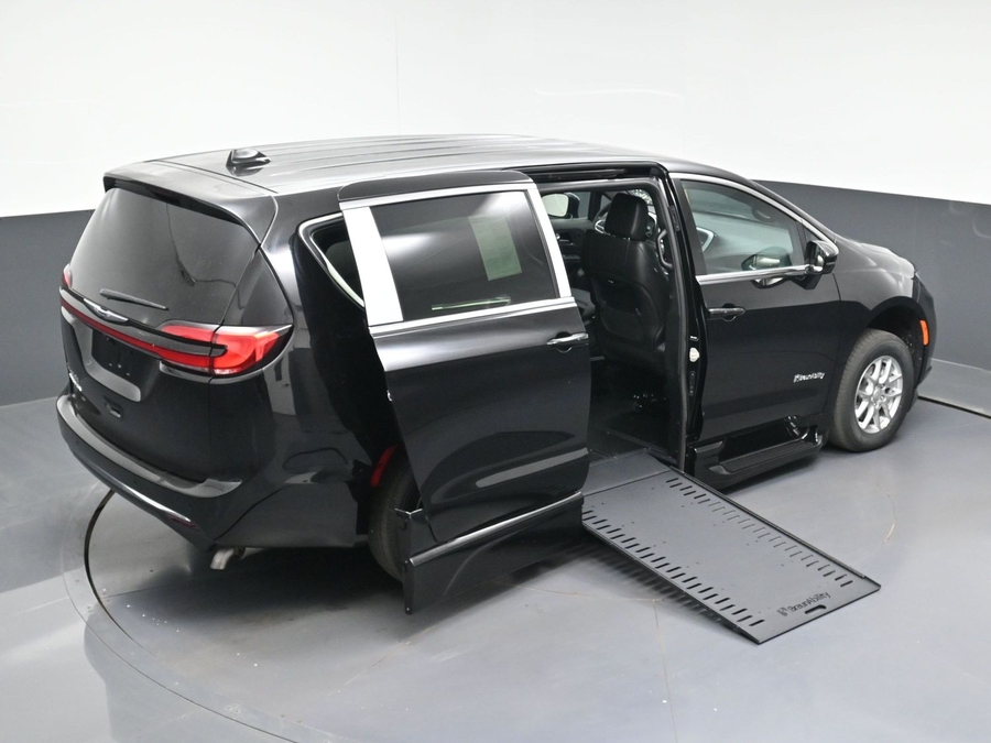 Black Chrysler Pacifica image number 22