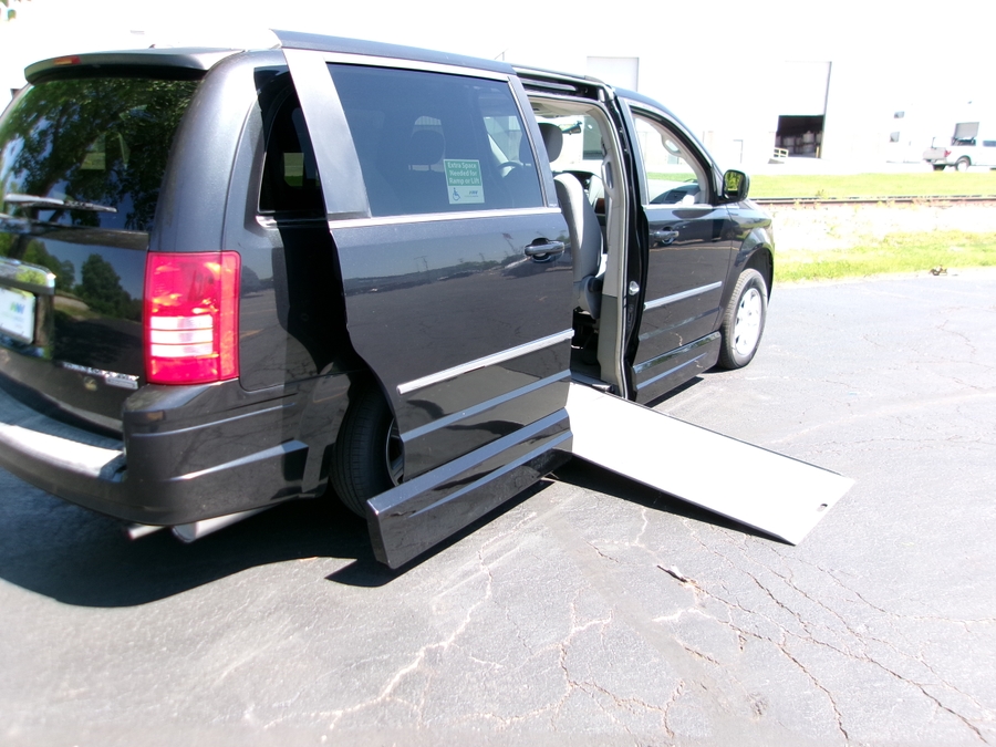 Black Chrysler Town and Country image number 12