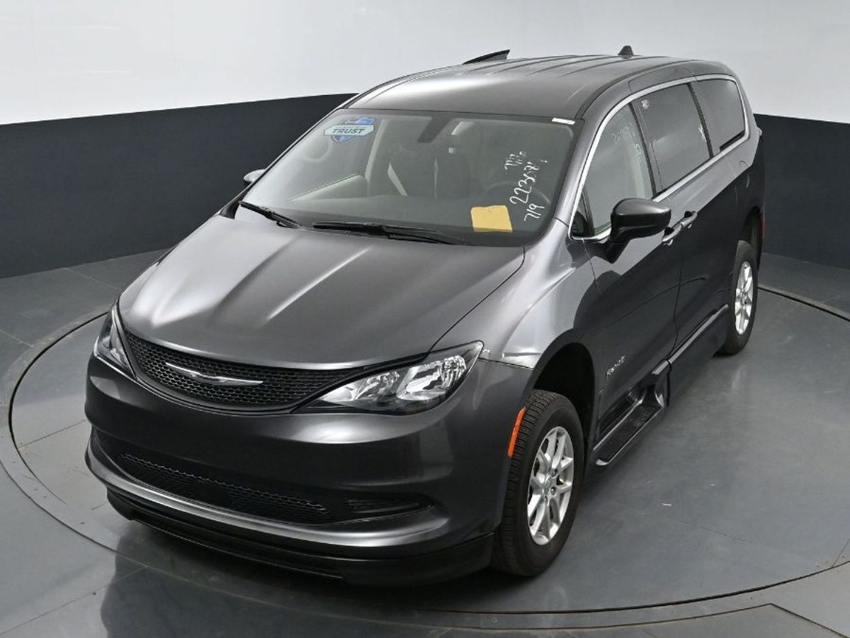 Grey Chrysler Voyager image number 23