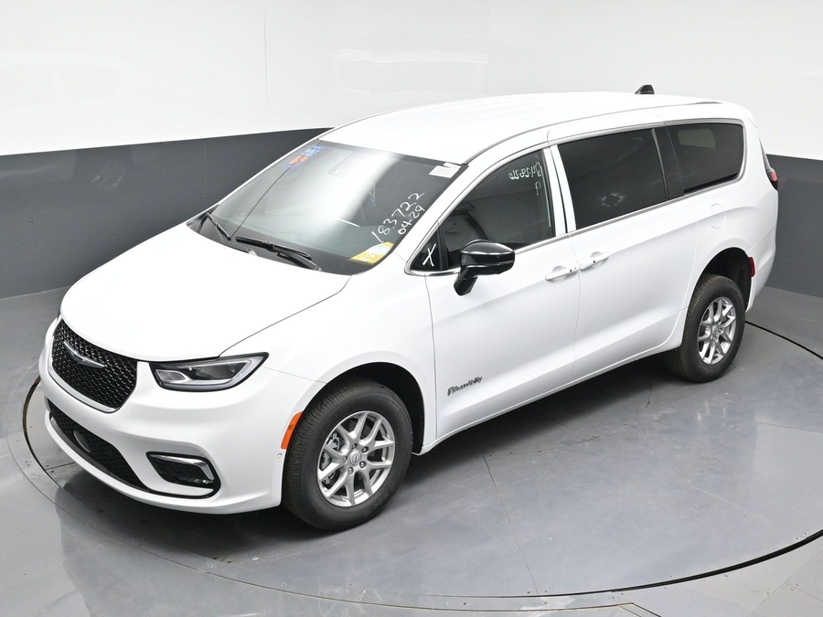 White Chrysler Pacifica image number 22